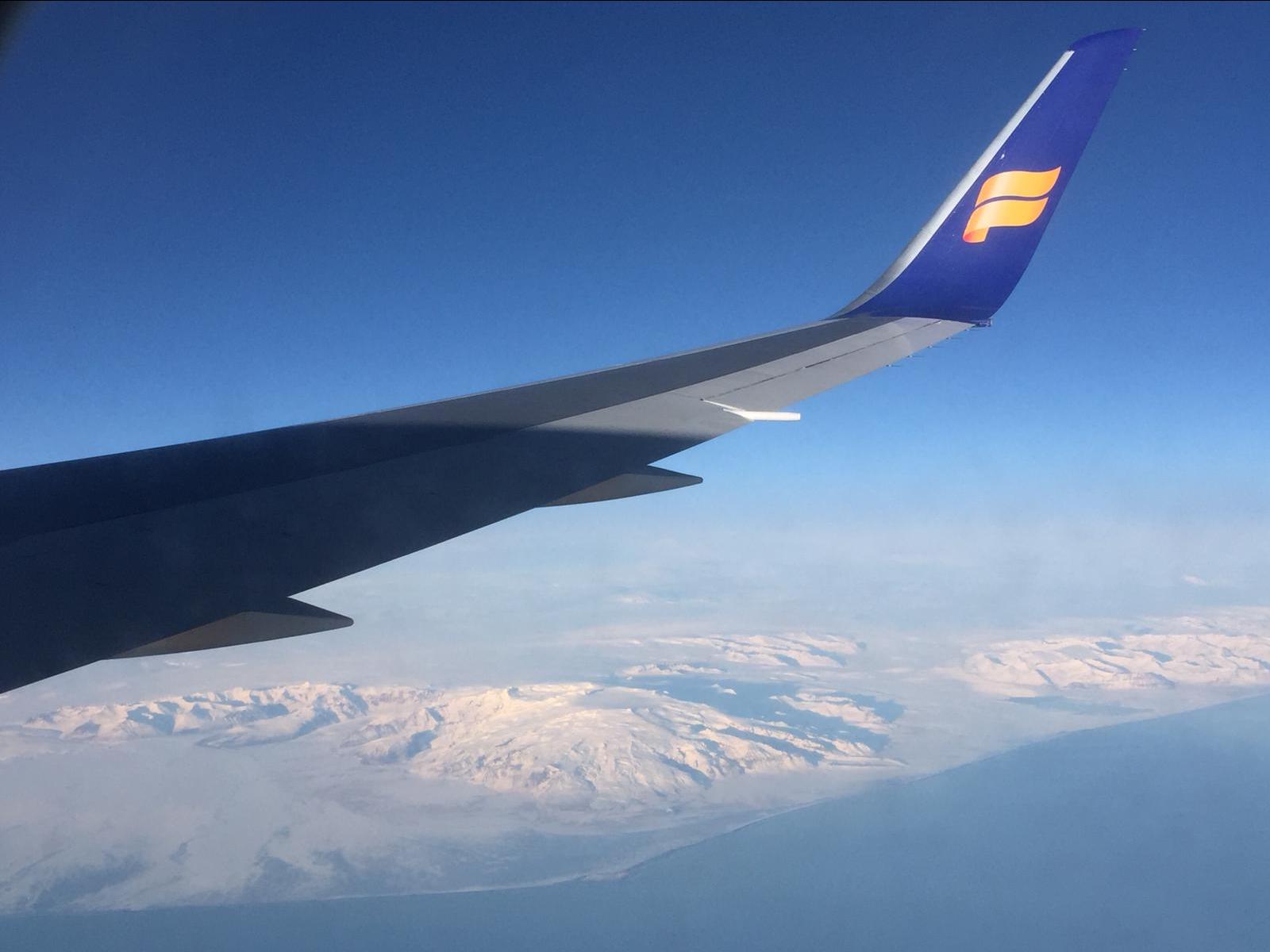 Uitzicht op IJsland bij aankomst met helder weer.