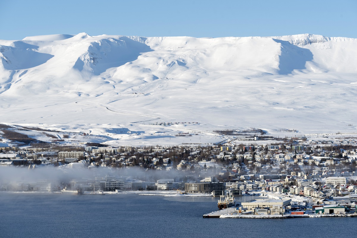 Akureyri gelegen tussen besneeuwde bergen in Noord IJsland.