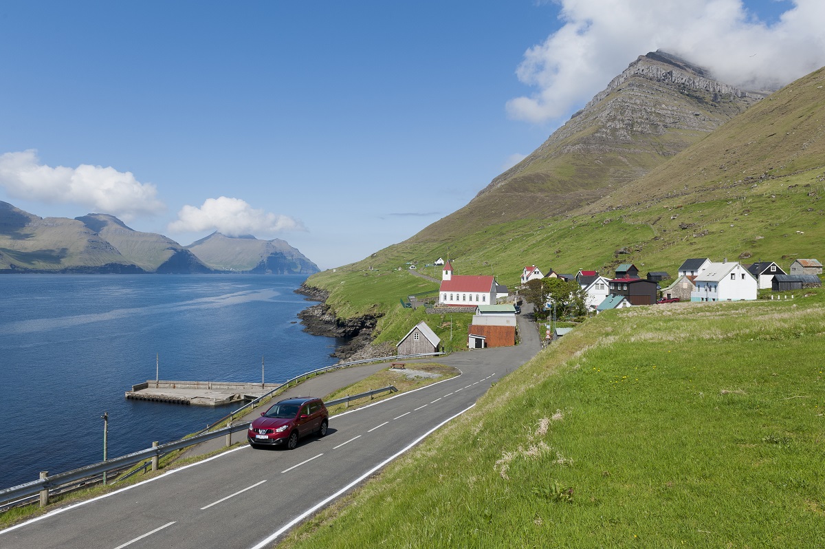 Een autoritje door een typisch klein dorpje op de Faroer eilanden.