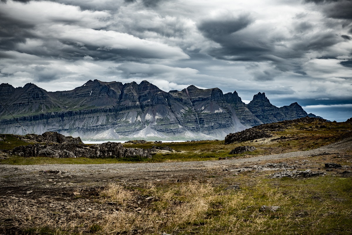 Een landschap met bergen en mooie wolkenluchten in oost IJsland.