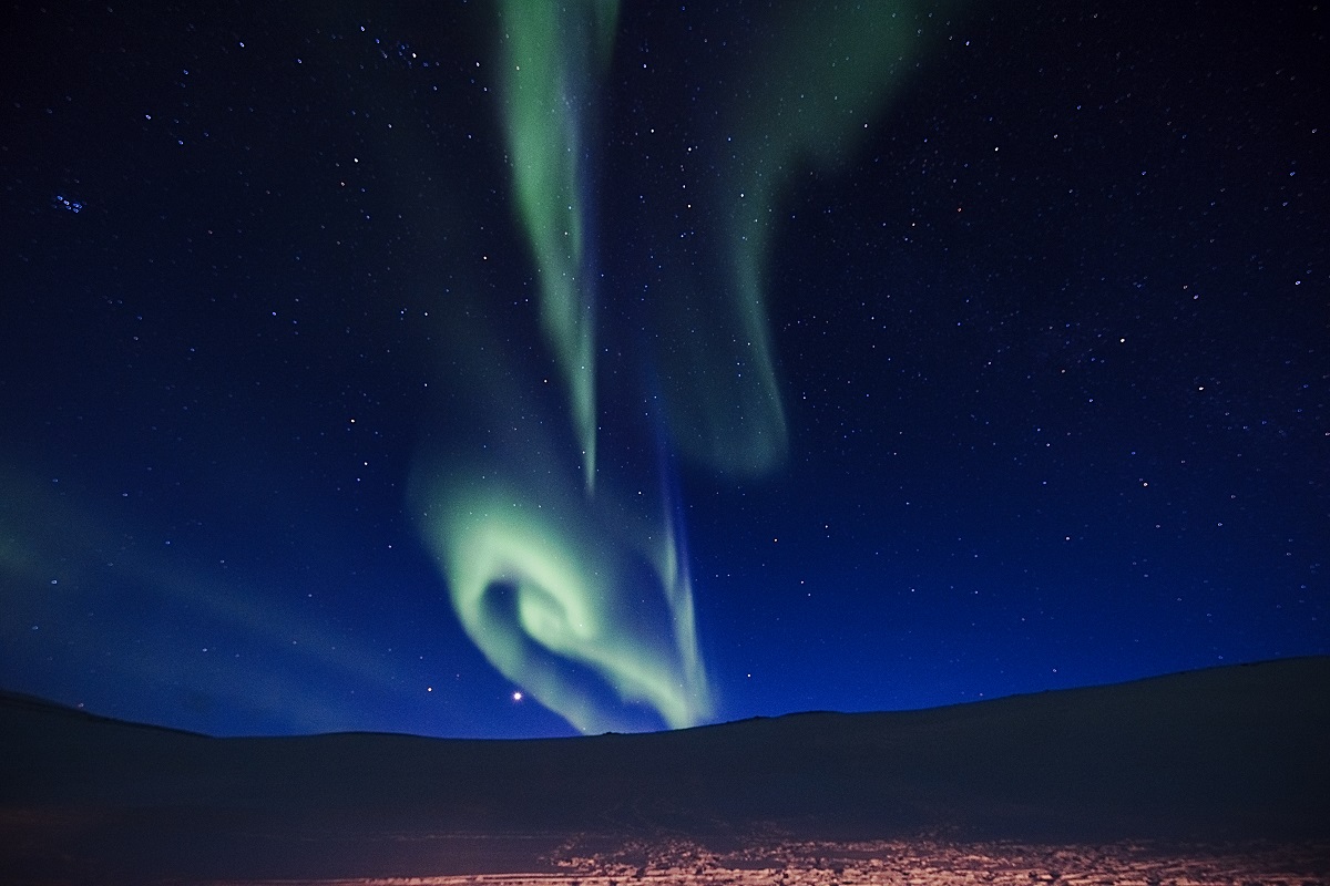 Groen noorderlicht danst door de lucht in Spitsbergen.