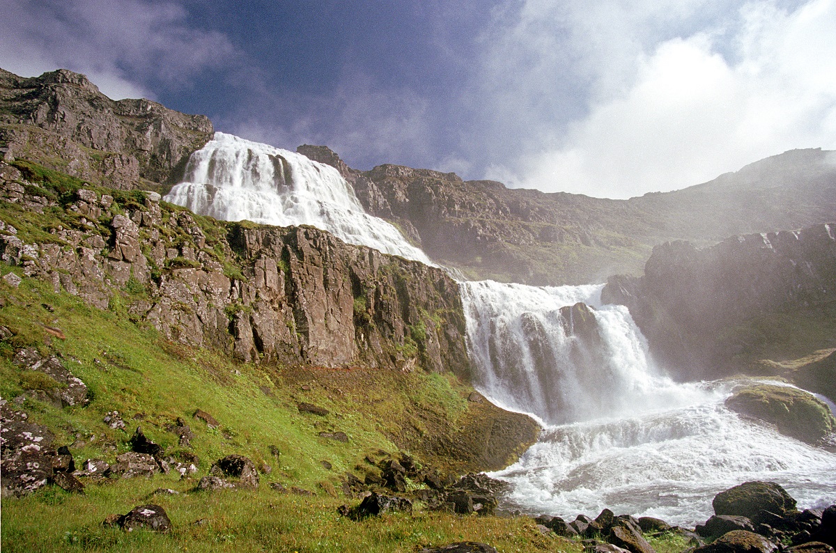 De sierlijke waterval Dynjandi op de Westfjorden valt in zeven trappen naar beneden.