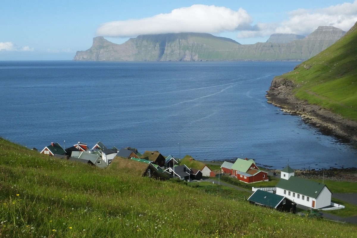 Uitzicht van bovenaf op het kleine dorpje Elduvik op het eiland Eysturoy op de Faroer.
