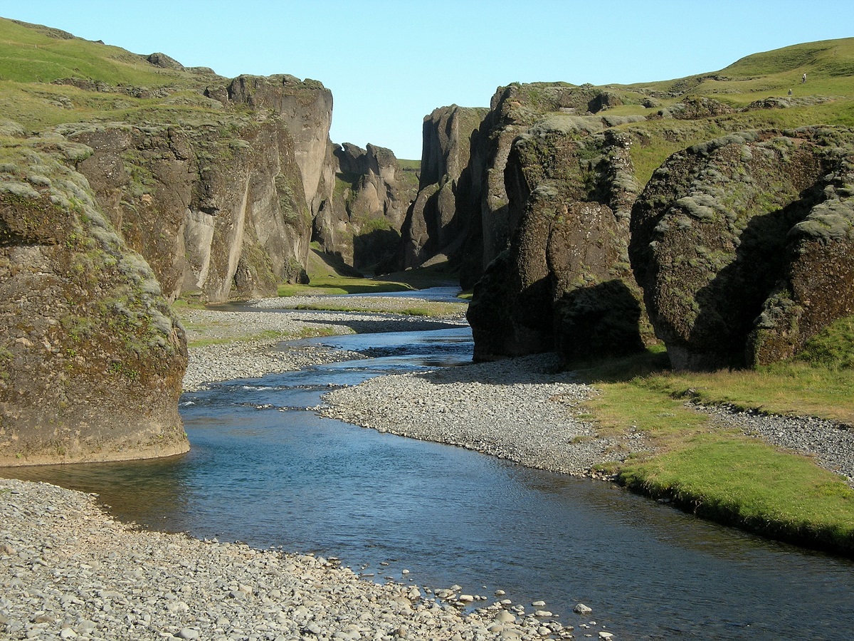 Bijzondere rotsformaties in de kloof Fjadrargljufur in zuidoost IJsland op de route naar Laki.