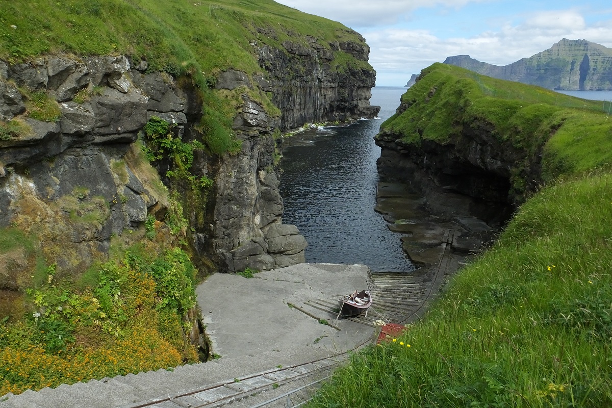 Zicht van dichtbij op de kloof bij Gjogv op het eiland Eysturoy op de Faroer.