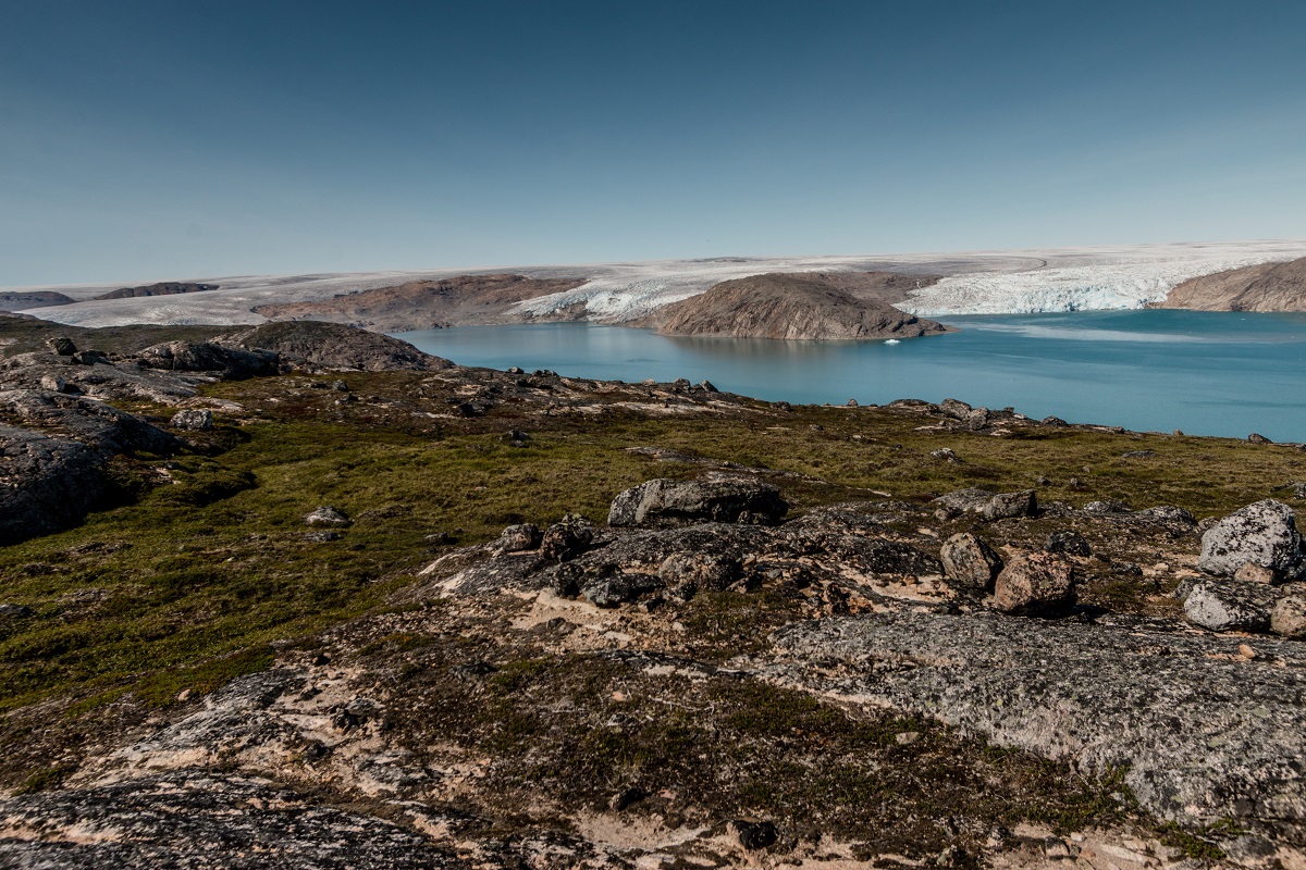 Uitzicht over de gletsjertongen en ijskap boven het Qaleraliq kamp in zuid Groenland.