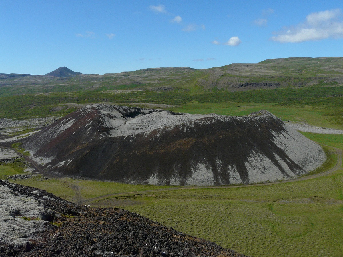 De oude vulkanische Grábrok krater in west IJsland.