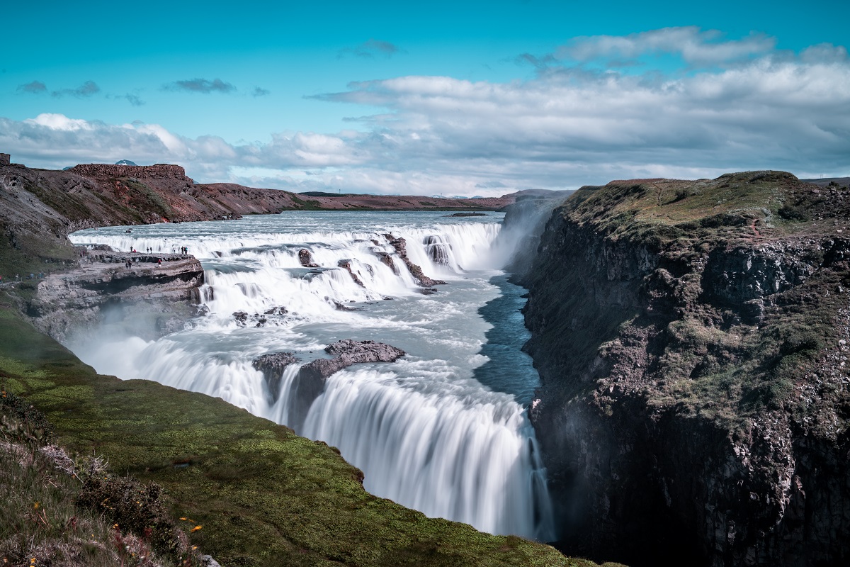 Zomer in IJsland: De Gullfoss waterval, die in twee trappen naar beneden stort.