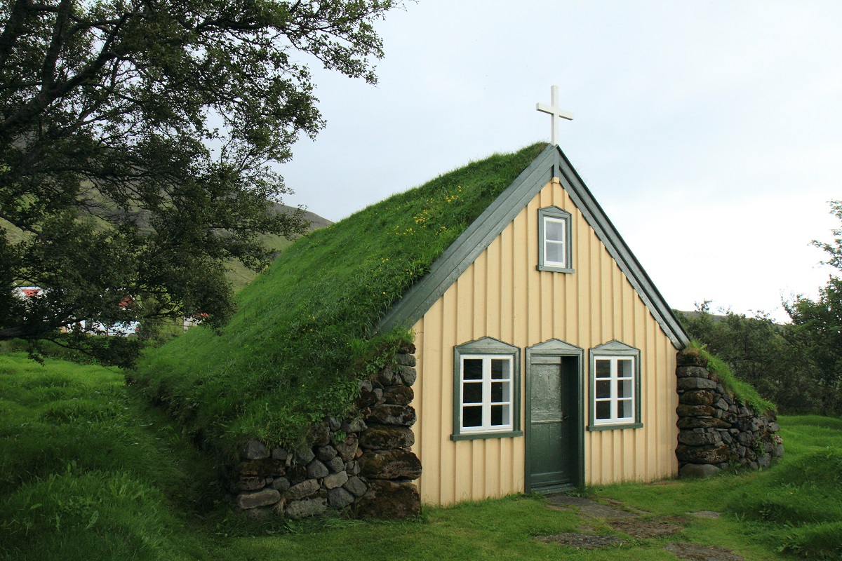 Het turfkerkje bij Hof Skaftafell in het zuidoosten van IJsland.