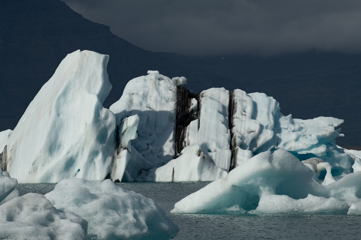 Hoge ijsbergen in het  Jokulsarlon ijsbergenmeer in zuidoost IJsland.