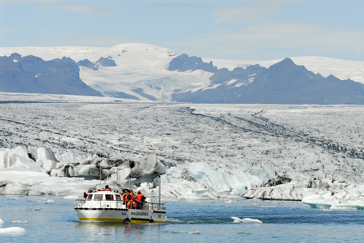 Een amfitbieboot op het ijsbergenmeer in IJsland vaart voor de gletsjer langs.