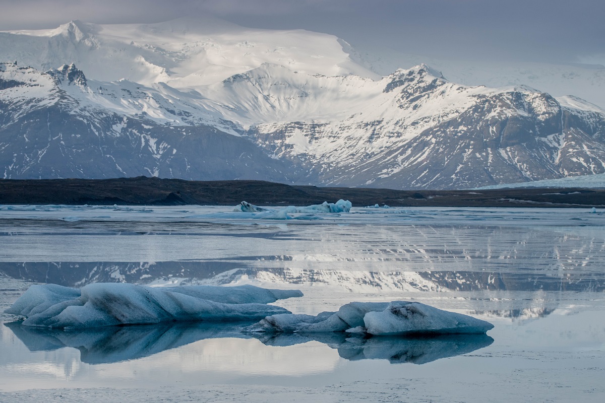 In het ijsbergenmeer Jokulsarlon in Zuidoost-IJsland drijven ijsschoten in mooie kleuren en vormen rond.