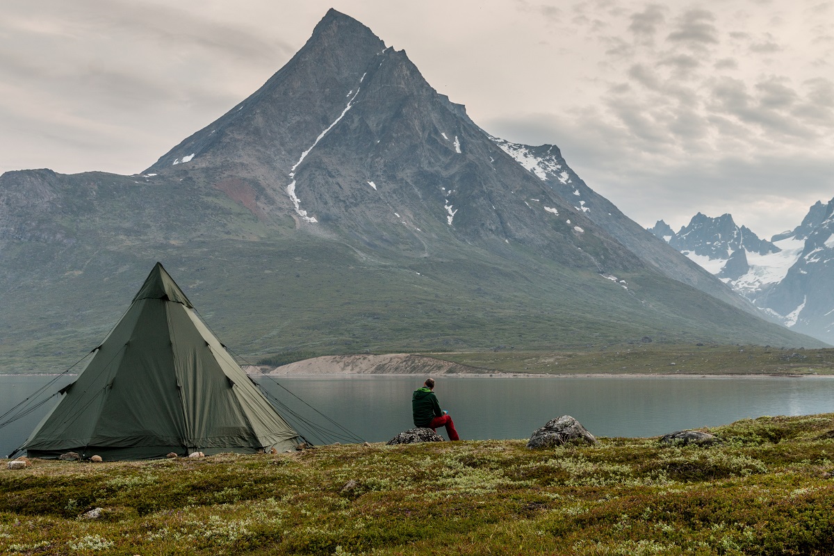 Rustig naast de tent zitten in de Tasermiut fjord.