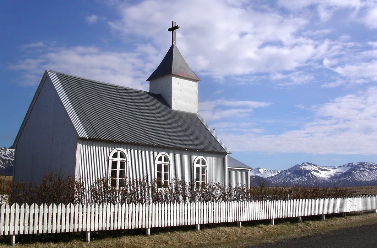 De witte kerk van bakkagerdi in Oost IJsland.