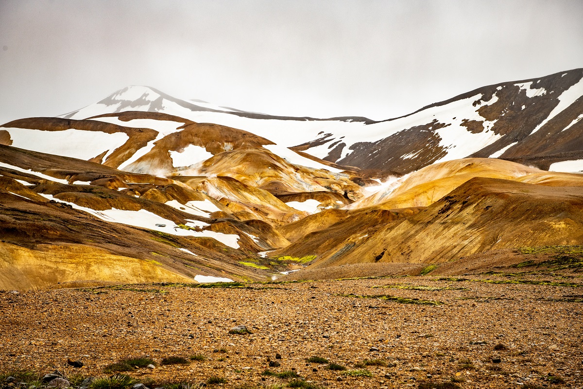 Het landschap van Kerlingarfjoll in de hooglanden van IJsland met een grijze lucht op de achtergrond.