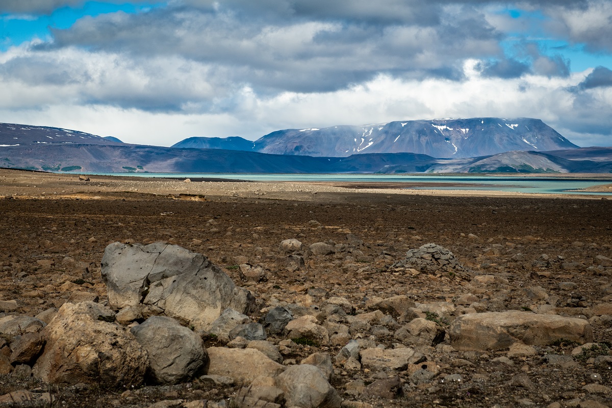 Uitzicht op het landschap vanaf de Kjolur route op weg naar Kerlingarfjoll in het binnenland van IJsland.