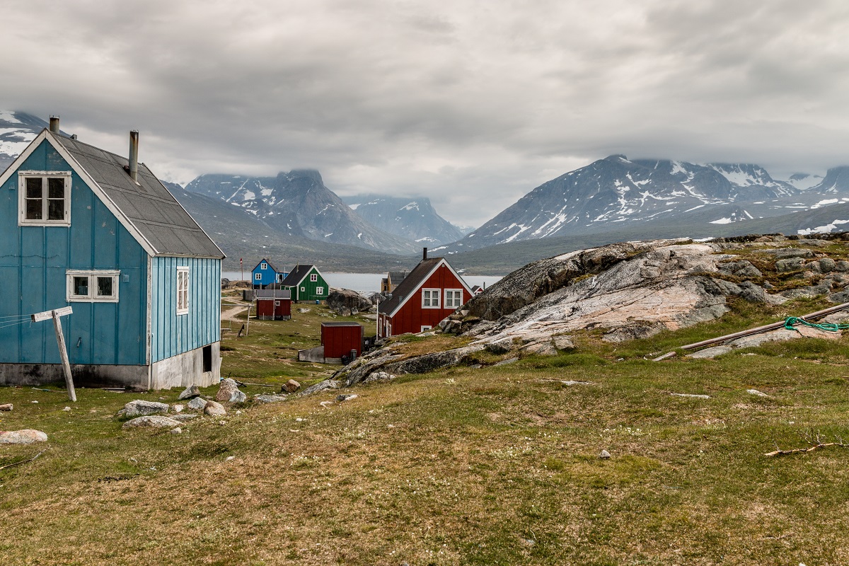 Kleurrijke huisjes in Tasiusaq, Zuid Groenland.