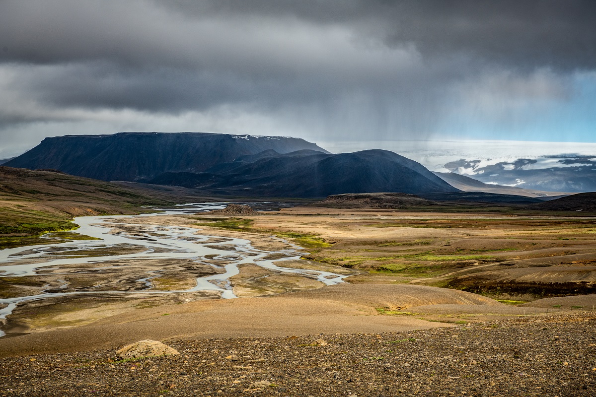 Dreigende lucht overschaduwt het mooie landschap op de Kjolurroute in IJsland.