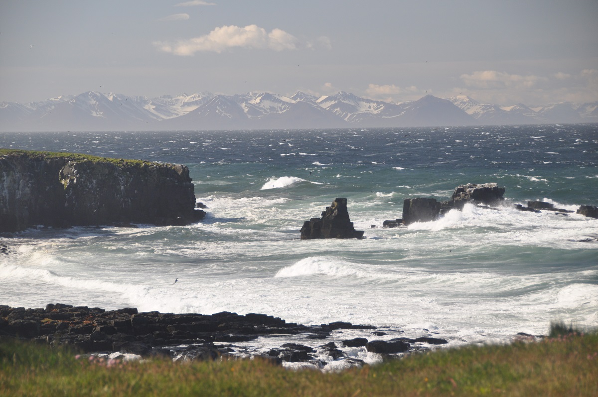 De woeste zee bij het afgelegen Langanes in het uiterste Noordoosten van IJsland.