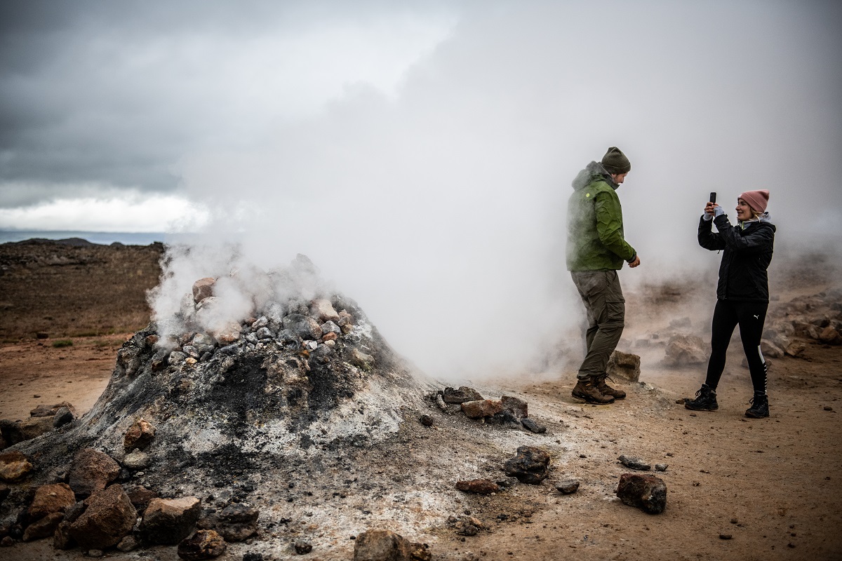 Fotograferen bij een bergje stenen waar stoom uit komt bij Namaskard, Myvatn in noord IJsland.