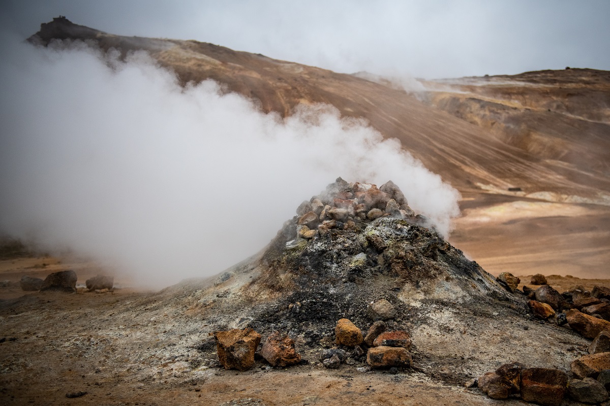 Er komt stoom uit een bergje stenen bij het geothermische gebied Namaskard in noord IJsland.