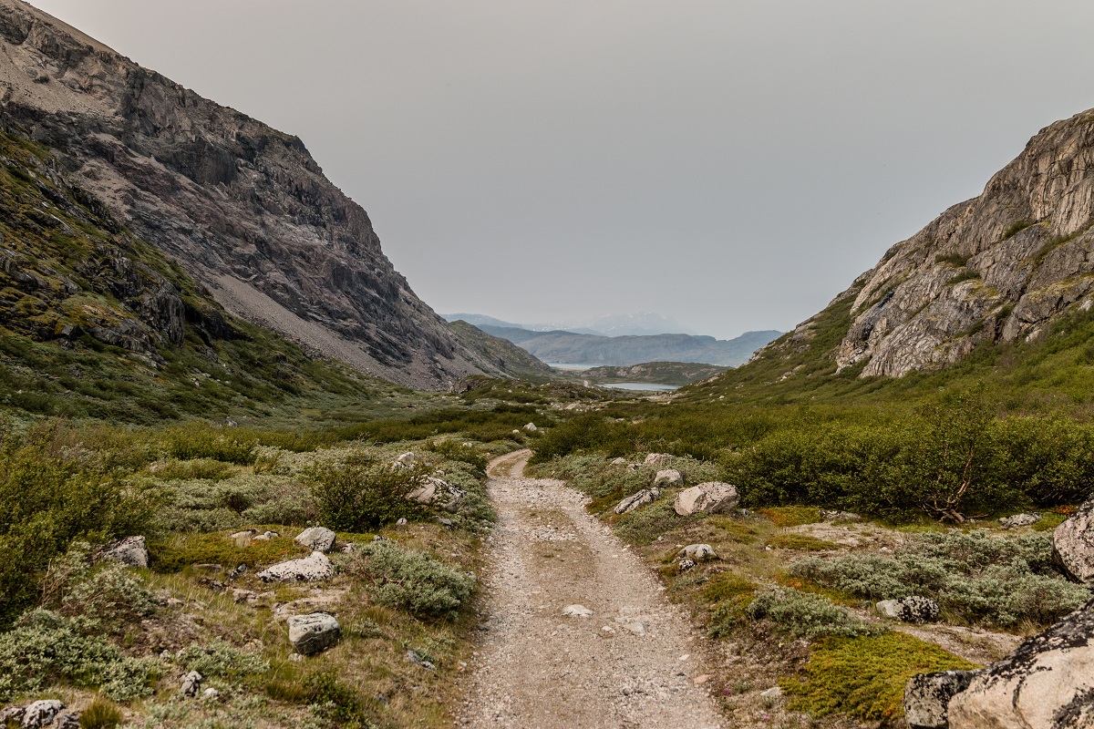 Het brede wandelpad aan het begin van de wandeling naar de bloemenvallei van Narsarsuaq.