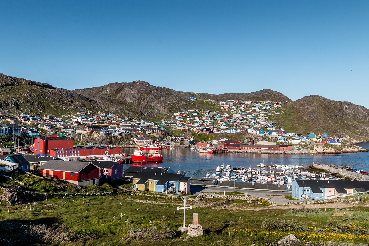 De kleurrijke haven en huizen van Qaqortoq.