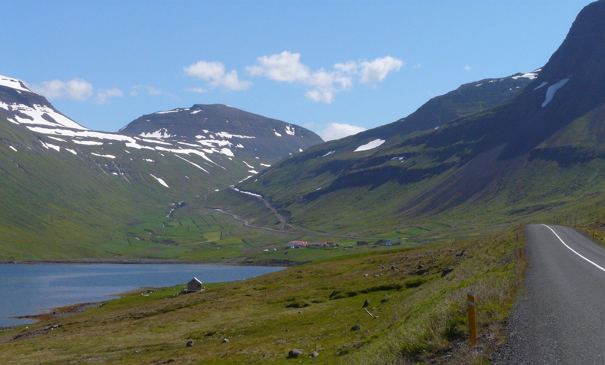 De weg van Sudureyri naar Isafjordur op de Westfjorden in IJsland.