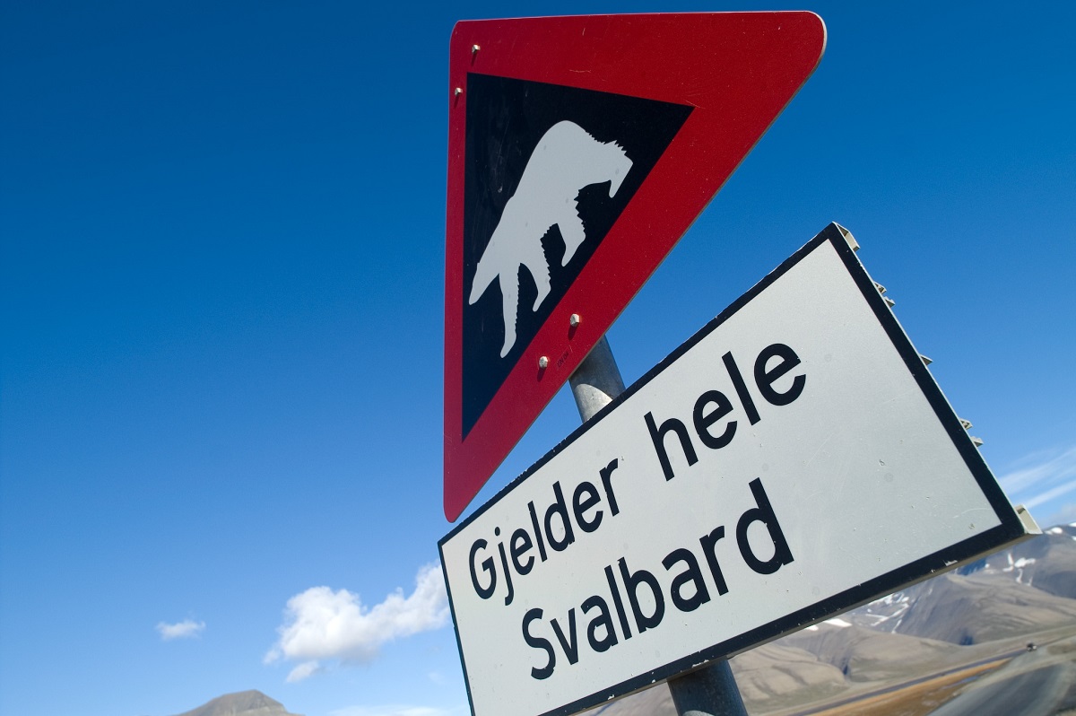 Pas op IJsberenbord in Longyeardbyen op Spitsbergen.