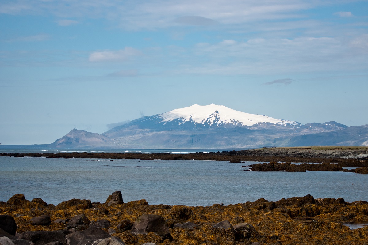 Snaefellsjokull in West IJsland, gefotografeerd over het water heen.