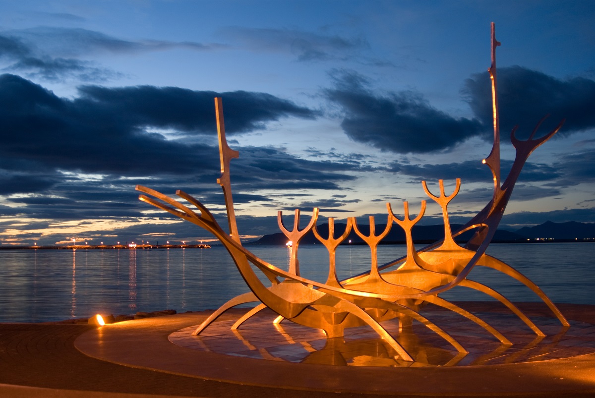 Sólfar, het vikingschip standbeeld in Reykjavik, uitgelicht in de schemering.