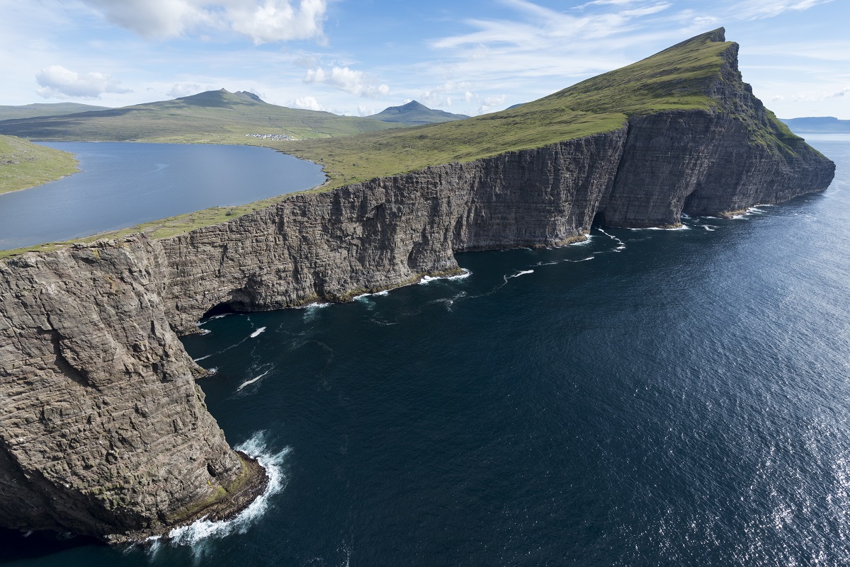 Sorvagsvatn, ook wel Leitisvatn genoemd, is het grootste meer op de Faroer eilanden, gelegen op het eiland Vagar.