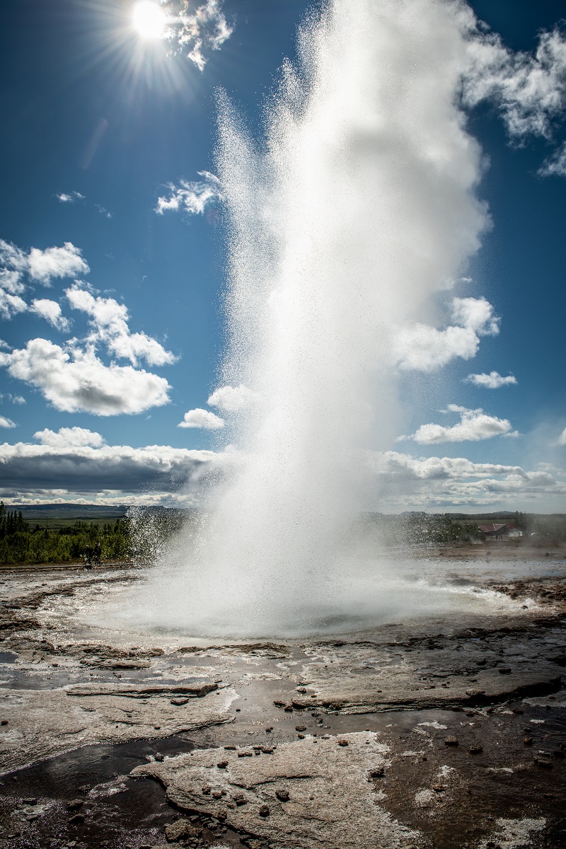 De geiser Strokkur in IJsland laat na de uitbarsting een stoompluim achter.