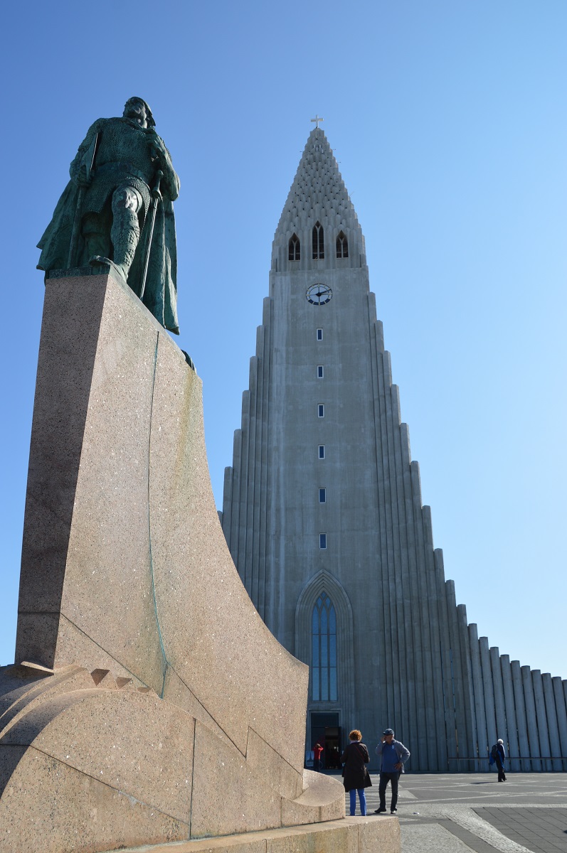 De Hallgrimskerk in Reykjavik met op de voorgrond het standbeeld van Leif Eirikson.