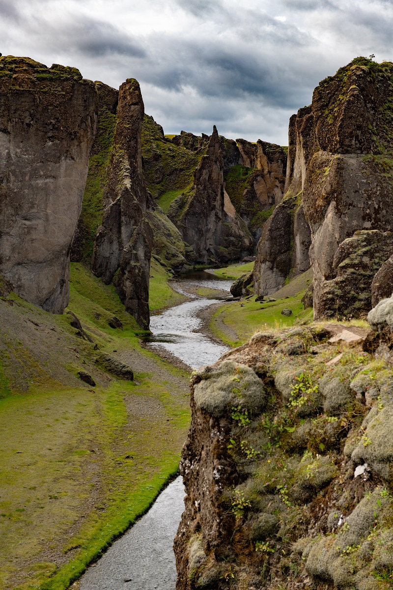 De rivier stroomt door deze schitterende kloof Fjadrarglufur in het zuidoosten van IJsland.