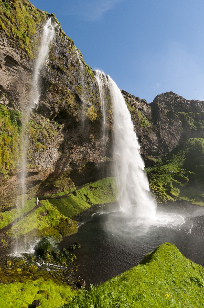 De Seljalandsfoss in Zuid-IJsland is een bijzondere waterval, waar je achter langs kunt wandelen.