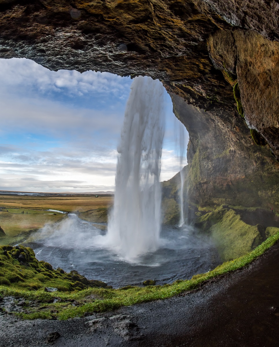 De waterval Seljalandsfoss in zuidwest IJsland waar je achter langs kan lopen.