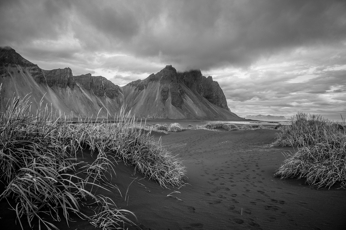 Een zwart wit foto bij Stokksnes met zicht op Vestrahorn, IJsland.
