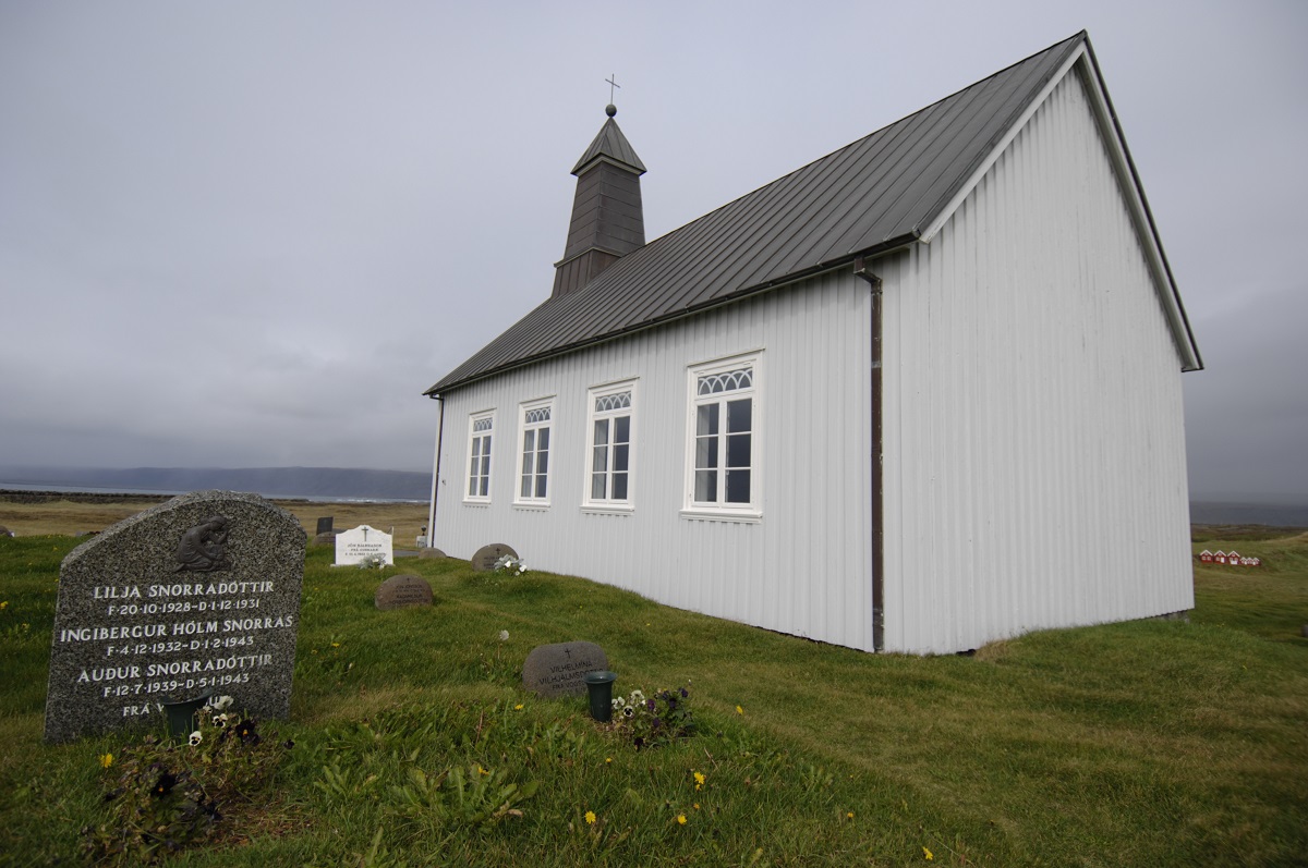 Het kerkje bij Strandakirkja op schiereiland Reykjanes.