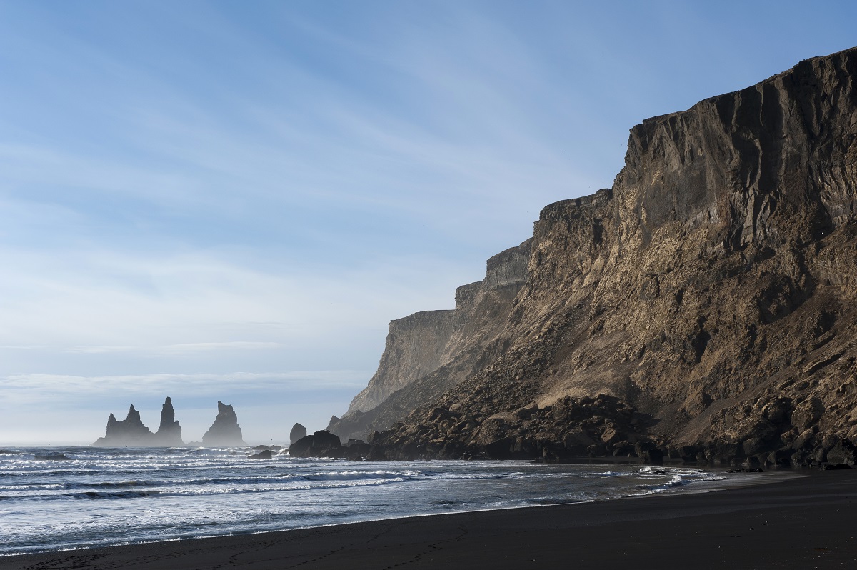 De reynisdrangar rotsformaties vanaf het zwarte strand van Vik in het zuiden van IJsland.