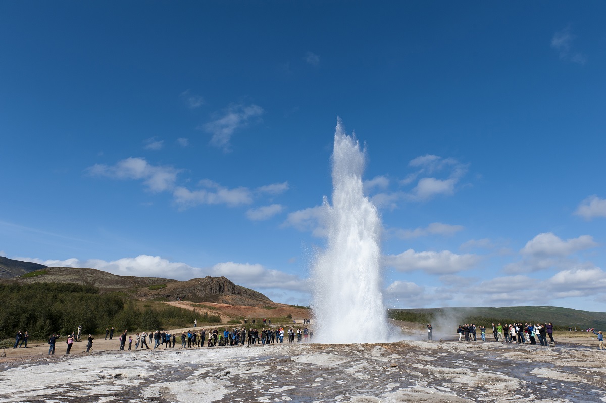De beroemde geiser Strokkur in het Golden Circle gebied in IJsland spuit met regelmaat tot wel 25 meter hoog.