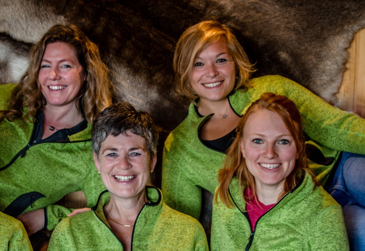 Het team van IJsland Tours op reis in IJsland met van links naar rechts Ilse, Astrid, Shanne, Linde.