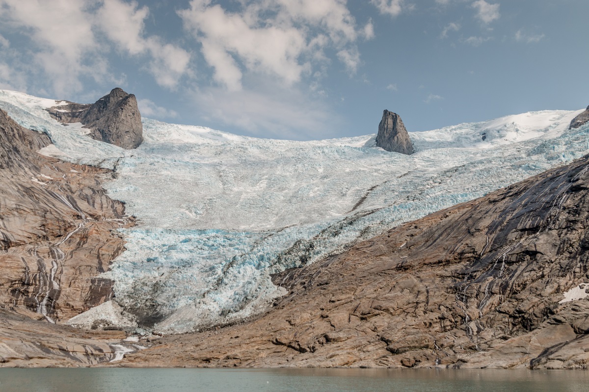 De terugtrekkende gletsjertong eindigt boven het water van de Tasermiut fjord in Zuid Groenland.