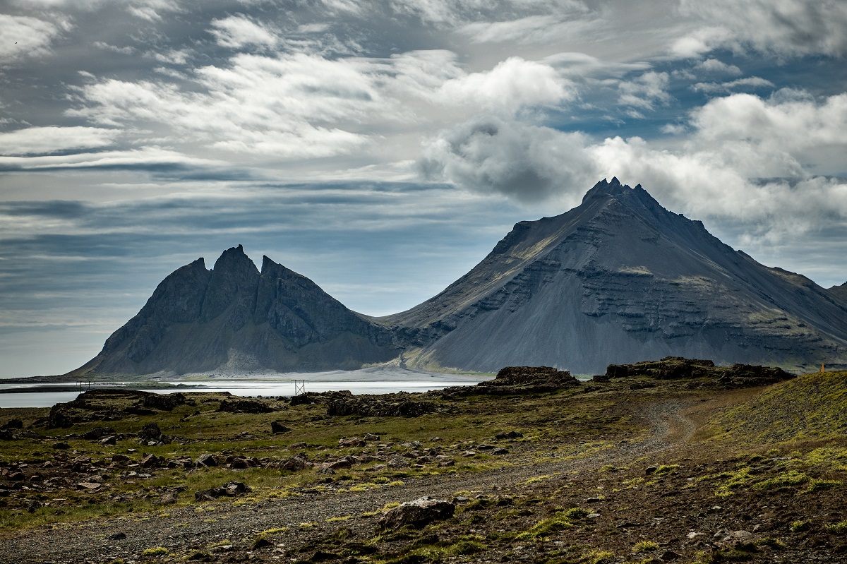 Een foto van het landschap in de oostfjorden in IJsland.