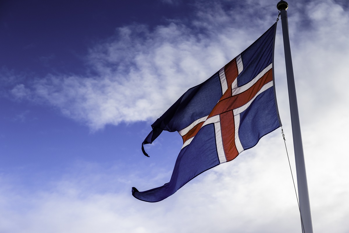 De vlag van IJsland wappert vol in de wind.
