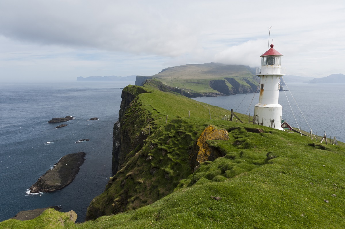 De vuurtoren op Mykines, een highlight op een reis naar de Faroer eilanden.
