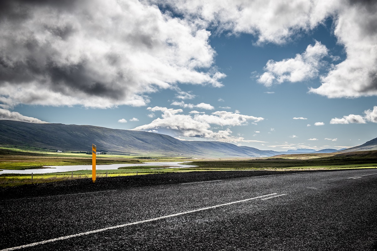 Een weg in IJsland met mooi uitzicht op het landschap.
