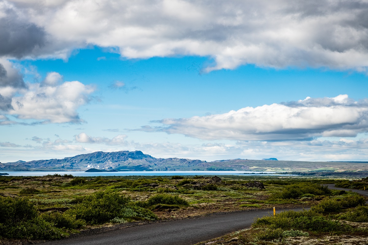 Vanaf een mooie route door Nationaal Park Thingvellir in IJsland heb je mooi zicht op het landschap en het meer.