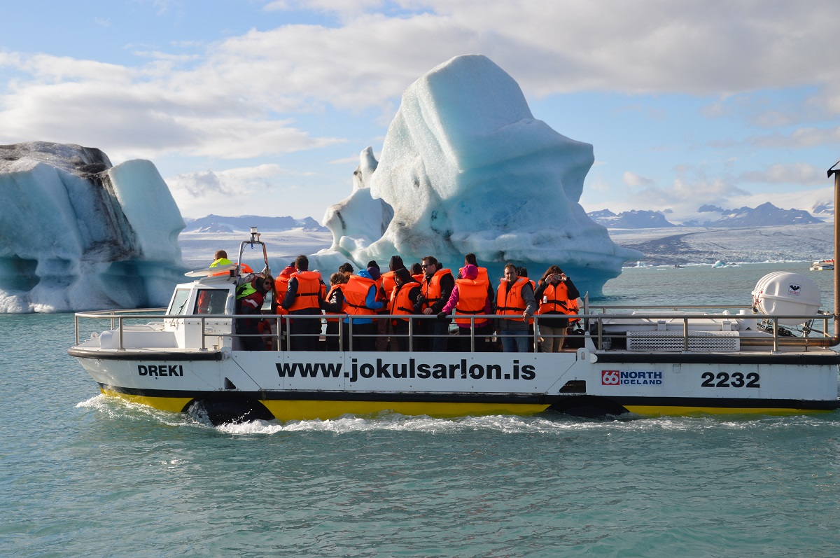 Amfibie boot vol reizigers op het ijsbergenmeer Jokulsarlon in IJsland.