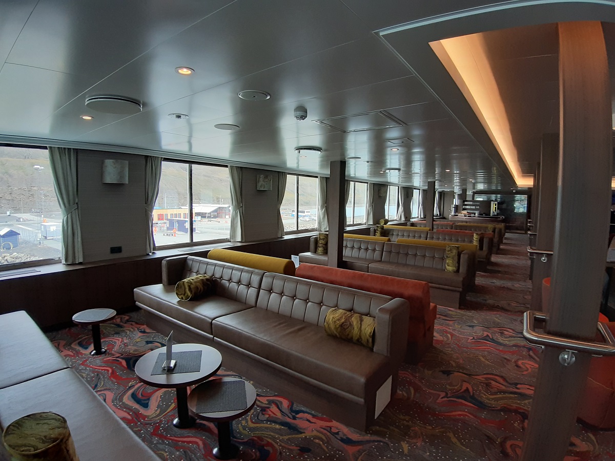 Kijkje in de lounge aan boord van cruise schip Hondius, Spitsbergen.